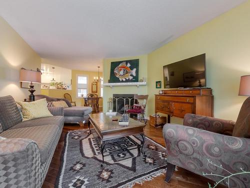 10636 29 Avenue, Edmonton, AB - Indoor Photo Showing Living Room