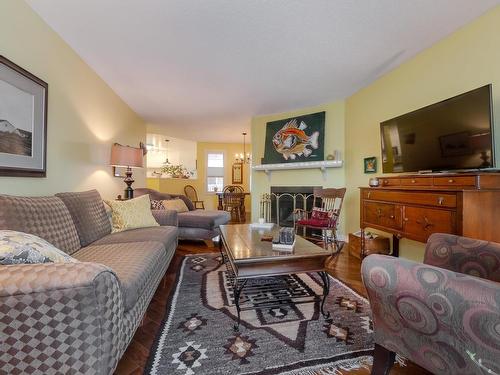 10636 29 Avenue, Edmonton, AB - Indoor Photo Showing Living Room