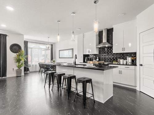 4108 Hawthorn Court, Edmonton, AB - Indoor Photo Showing Kitchen With Upgraded Kitchen