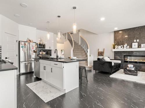 4108 Hawthorn Court, Edmonton, AB - Indoor Photo Showing Kitchen With Upgraded Kitchen