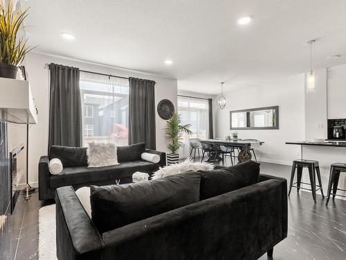 4108 Hawthorn Court, Edmonton, AB - Indoor Photo Showing Living Room