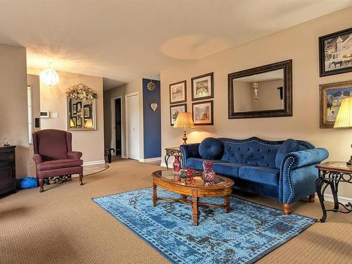 6002 50 Street, Vegreville, AB - Indoor Photo Showing Living Room