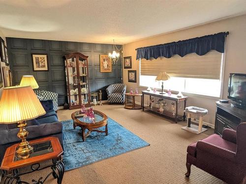 6002 50 Street, Vegreville, AB - Indoor Photo Showing Living Room