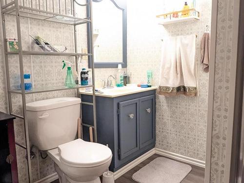 6002 50 Street, Vegreville, AB - Indoor Photo Showing Bathroom