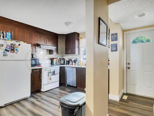 5526 19A Ave, Edmonton, AB - Indoor Photo Showing Kitchen