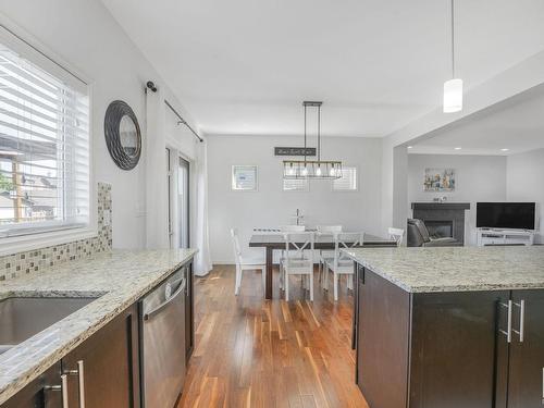 581 Mcdonough Way, Edmonton, AB - Indoor Photo Showing Kitchen With Upgraded Kitchen