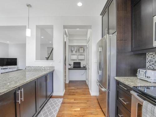 581 Mcdonough Way, Edmonton, AB - Indoor Photo Showing Kitchen