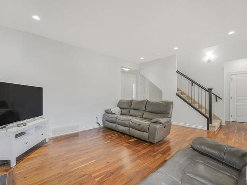 581 Mcdonough Way, Edmonton, AB - Indoor Photo Showing Living Room