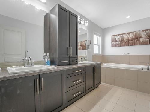 581 Mcdonough Way, Edmonton, AB - Indoor Photo Showing Bathroom