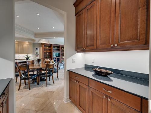 925 Hollingsworth Bend, Edmonton, AB - Indoor Photo Showing Kitchen