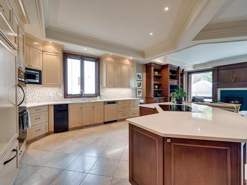 925 Hollingsworth Bend, Edmonton, AB - Indoor Photo Showing Kitchen