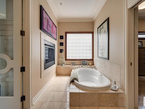 925 Hollingsworth Bend, Edmonton, AB - Indoor Photo Showing Bathroom