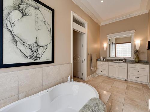 925 Hollingsworth Bend, Edmonton, AB - Indoor Photo Showing Bathroom