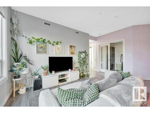 302 9907 91 Avenue, Edmonton, AB - Indoor Photo Showing Living Room