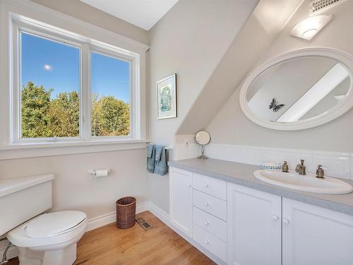 51213 Rr222, Rural Strathcona County, AB - Indoor Photo Showing Bathroom