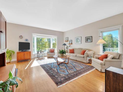 51213 Rr222, Rural Strathcona County, AB - Indoor Photo Showing Living Room