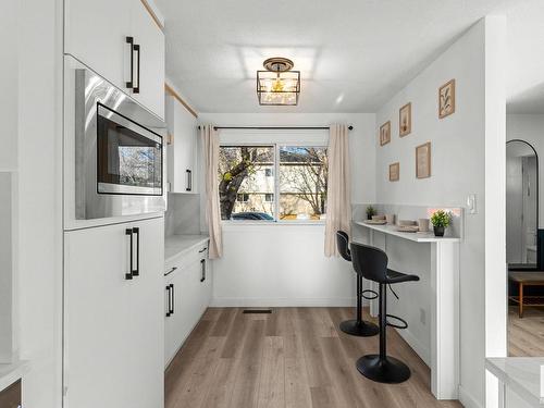 37 Royal Road, Edmonton, AB - Indoor Photo Showing Kitchen