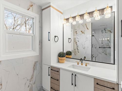 37 Royal Road, Edmonton, AB - Indoor Photo Showing Bathroom