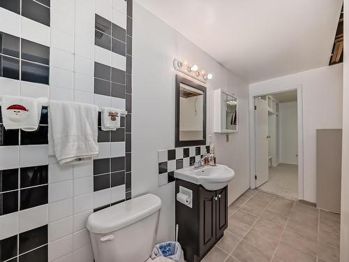 19032 56 Avenue Nw, Edmonton, AB - Indoor Photo Showing Bathroom