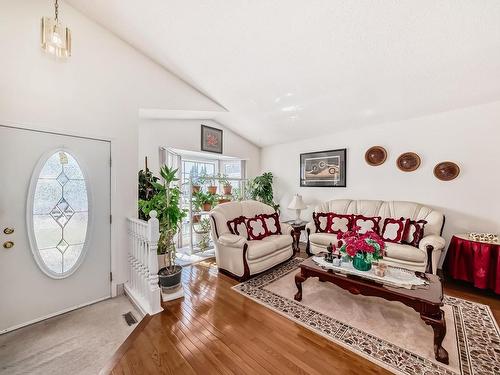 19032 56 Avenue Nw, Edmonton, AB - Indoor Photo Showing Living Room