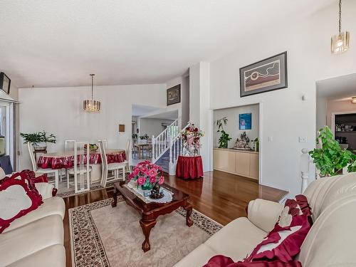 19032 56 Avenue Nw, Edmonton, AB - Indoor Photo Showing Living Room