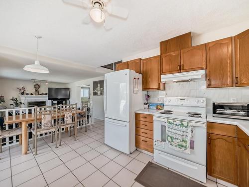 19032 56 Avenue Nw, Edmonton, AB - Indoor Photo Showing Kitchen