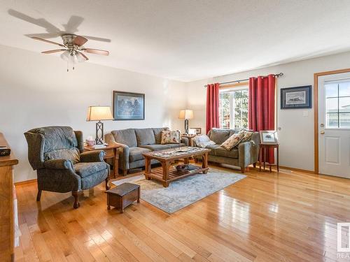 145 4610 50 Avenue, Stony Plain, AB - Indoor Photo Showing Living Room