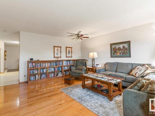 145 4610 50 Avenue, Stony Plain, AB - Indoor Photo Showing Living Room