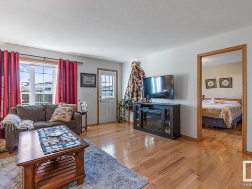 145 4610 50 Avenue, Stony Plain, AB - Indoor Photo Showing Living Room