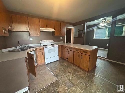 Elk Point, AB - Indoor Photo Showing Kitchen