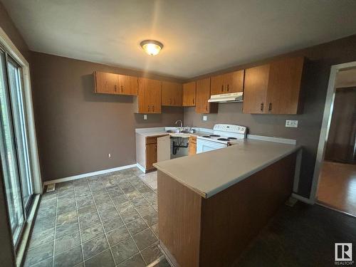 Elk Point, AB - Indoor Photo Showing Kitchen