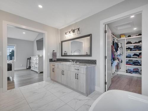 58108 Rge Rd 240, Rural Sturgeon County, AB - Indoor Photo Showing Bathroom