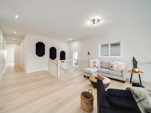 324 33 Avenue, Edmonton, AB - Indoor Photo Showing Living Room