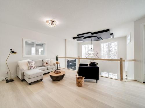 324 33 Avenue, Edmonton, AB - Indoor Photo Showing Living Room