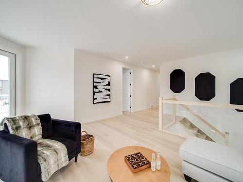 324 33 Avenue, Edmonton, AB - Indoor Photo Showing Living Room