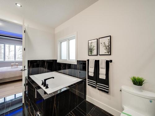 324 33 Avenue, Edmonton, AB - Indoor Photo Showing Bathroom