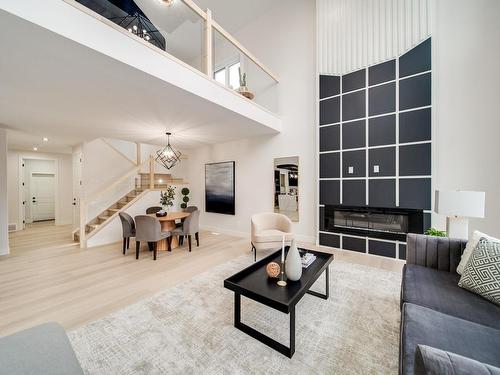 324 33 Avenue, Edmonton, AB - Indoor Photo Showing Living Room