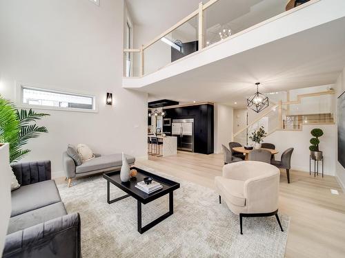 324 33 Avenue, Edmonton, AB - Indoor Photo Showing Living Room