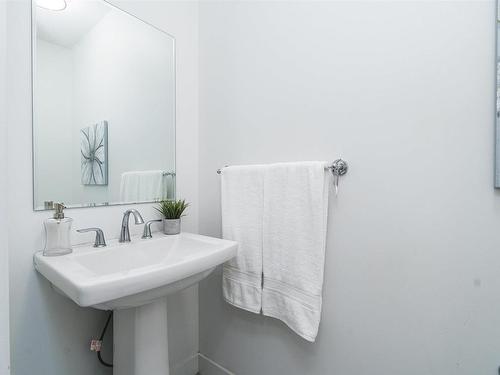 3609 Keswick Boulevard, Edmonton, AB - Indoor Photo Showing Bathroom