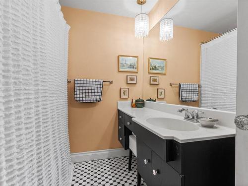 605 12207 Jasper Avenue, Edmonton, AB - Indoor Photo Showing Bathroom