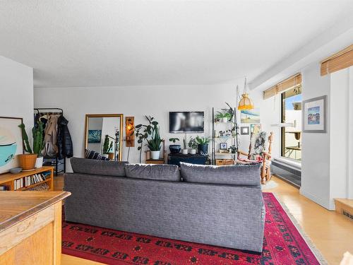 605 12207 Jasper Avenue, Edmonton, AB - Indoor Photo Showing Living Room