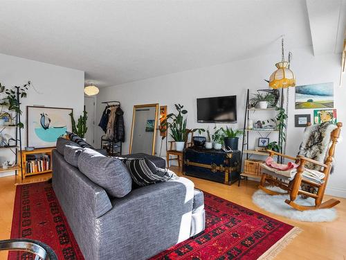 605 12207 Jasper Avenue, Edmonton, AB - Indoor Photo Showing Living Room