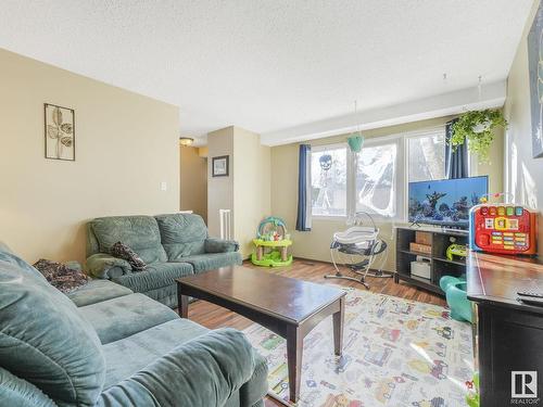 6 Willowdale Place, Edmonton, AB - Indoor Photo Showing Living Room