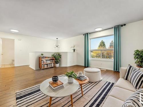 1839 Mill Woods E, Edmonton, AB - Indoor Photo Showing Living Room