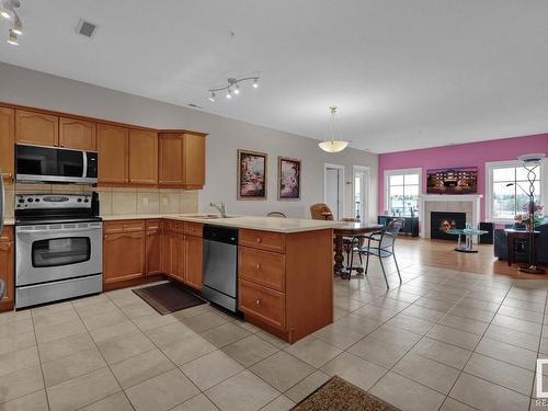 416 160 Magrath Road, Edmonton, AB - Indoor Photo Showing Kitchen