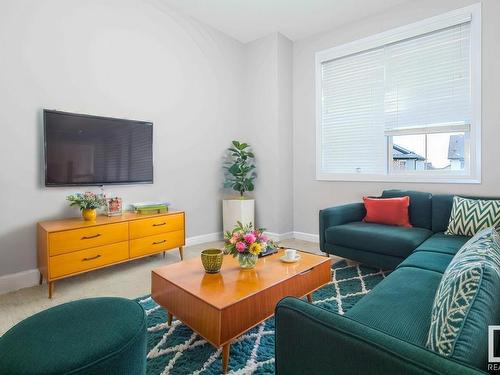 1621 64 Street Sw, Edmonton, AB - Indoor Photo Showing Living Room