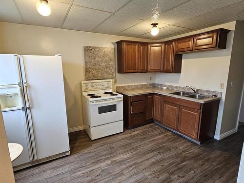 5427 43 Avenue, Drayton Valley, AB - Indoor Photo Showing Kitchen With Double Sink