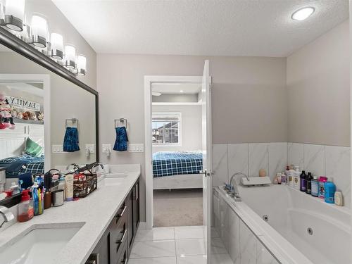 2504 22 Avenue Nw, Edmonton, AB - Indoor Photo Showing Bathroom