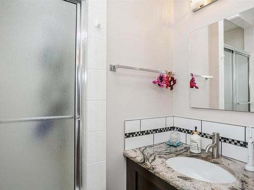 14719 59 Avenue, Edmonton, AB - Indoor Photo Showing Bathroom