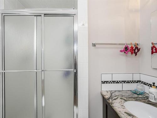 14719 59 Avenue, Edmonton, AB - Indoor Photo Showing Bathroom